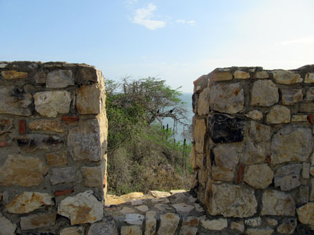 Вид на Карибское море с крепостной стены смотровой площадки.
