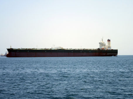 В море встретили танкер без государственных флагов. Он был уже сфотографирован мной в конце предыдущей странички.