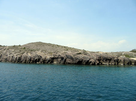 Вот такие скалистые берега у близлежащих островов.