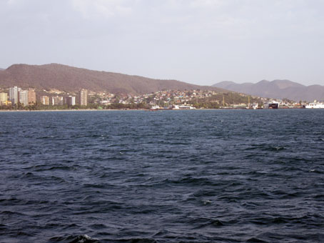 Из порта Пуэрто Ла Крус отходит паром на остров Маргарита (штат Нуэва Эспарта).