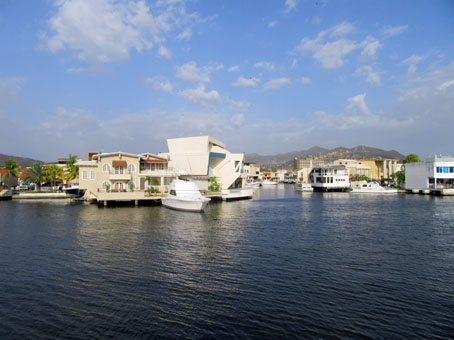 Между пригородными городками Пуэрто Ла Крус и Лечерия прорыли каналы, а на их берегах понастроили домиков, куда люди приезжают на машинах и выезжают на моторных лодках и яхтах.