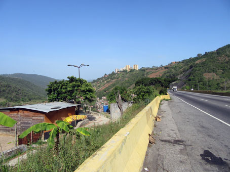 Дорога с Востока страны в Каракас в районе Петаре (пригород Каракаса в штате Миранда).
