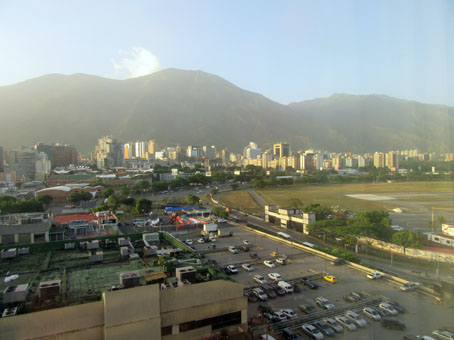 Вид на Каракас и авиабазу имени генералиссимуса Франсиско де Миранды из гостиницы торгового центра Таманако.