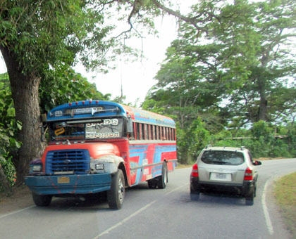 Вот такие автобусы возят людей из Маракая в Окумаре де ла Коста де Оро.