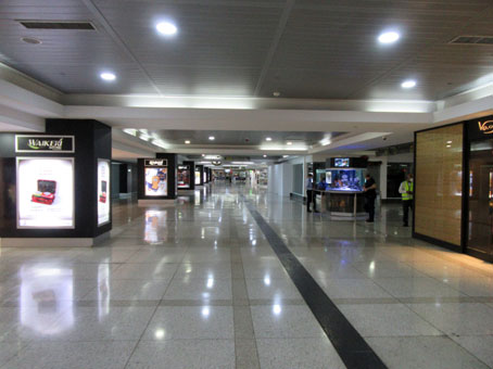 Залы международного вылета в аэропорту Каракаса.