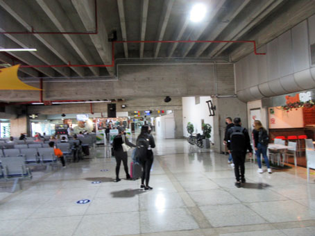 Залы международного вылета в аэропорту Каракаса имени Симона Боливара.