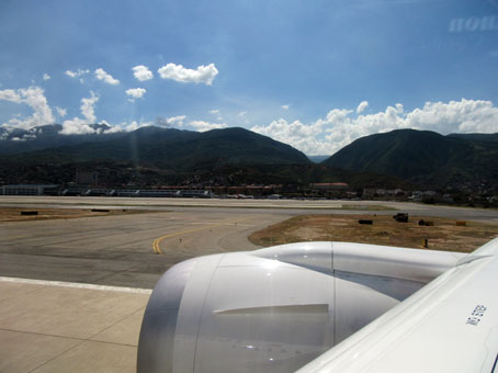 Разгоняемся в аэропорту г. Каракаса, обозревая посёлок Майкетия.