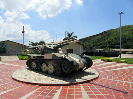 На постаменте в центре плаца 414 батальона стоит танк МХ-3, на котором  батальоне имени Храбрецов из Апуре служил Уго Рафаэль Чавес Фриас, Вечный Главнокомандующий Боливарианской Республики Венесуэлы, когда был командиром взвода, а затем второй роты.