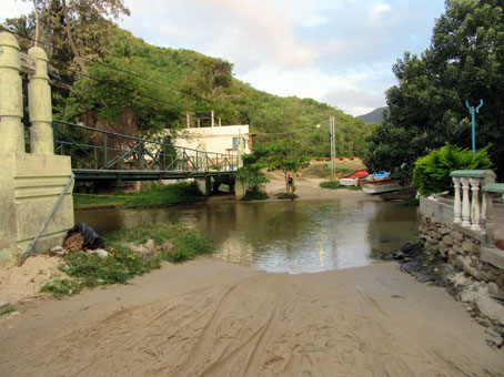 Проезд к пляжу Чорони проходит в брод через речку Ла Лома, а для пешеходов построен мост.
