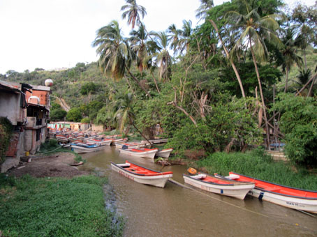 Рыбацкие и прогулочные лодки в устье речки Ла Лома.