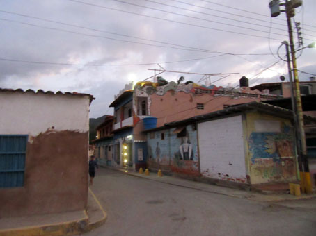 Вечер в посёлке Чорони, штата Арагуа, в Венесуэле.