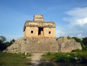 Пирамида "Семи кукол", построенная на северном Юкатане до появления правителей Печей.