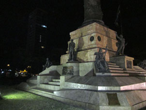 Колонна Независимости Эквадора в ночное время.