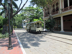 Гуаякильская городская железная дорога теперь просто экспонат. даже не катает по парку.
