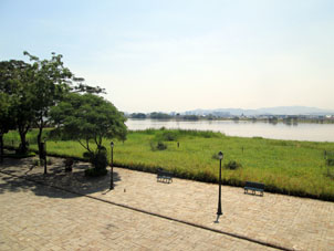 Вид из дома на реку Гуаяс и город Гуаякиль.