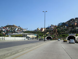 Статуя обезьяны перед туннелем под горой Серро дель Кармен.