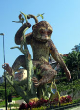 Статуя обезьяны перед туннелем под горой Серро дель Кармен.