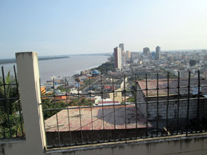 Вид на Гуаякиль и реку Гуаяс с площадки.