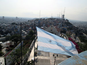 Взгляд с маяка на флаг Гуаякиля и запад города.