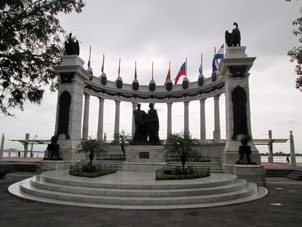 Памятник встрече Симона Боливара и Хосе де Сан-Мартина.