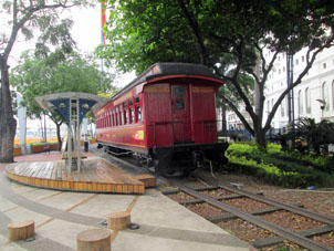 Рельсы и железнодорожный вагон на набережной Гуаяса.