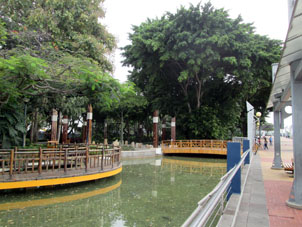 Парк и пруд на набережной реки Гуаяс.