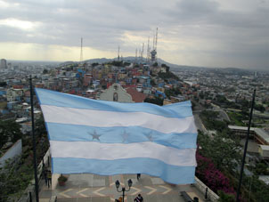 Взгляд с маяка на флаг Гуаякиля и сам город.