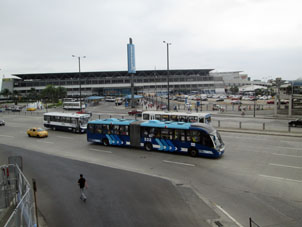 Вид на междугородний автовокзал с переходного моста от метровского вокзала.