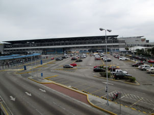 Вид на междугородний автовокзал с переходного моста от метровского вокзала.
