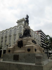 Памятник маршалу Антонио Хосе Сукре на улице Пичинча.