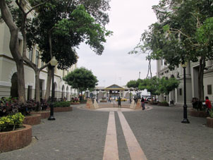 Памятник местным деятелям Независимости Эквадора между набережной и улицей Пичинча.