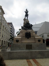 Памятник маршалу Антонио Хосе Сукре на улице Пичинча.