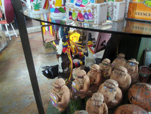 Обезьяны из кокосов в сувенирной лавке на холме Тури.