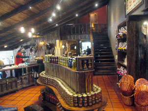 Магазин сувениров и местного лакомства (варенье, сыр, кофе) в "Двух Струях".