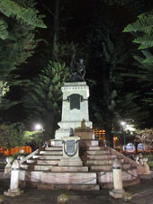 Памятник Кальдерону, погибшему в битве при Пичинче за отделение Эквадора от Испанского Королевства.