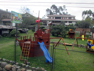 Детская площадка у подножия холма Тури.
