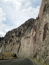 Скалы стояли стеной вдоль дороги на Мачалу.