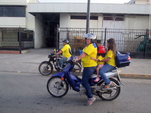 Не вьетнамцы, конечно, но эквадорцы тоже ездят всей семьёй на мотороллере.