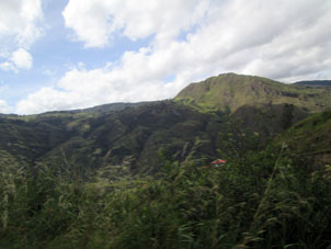 Горы вдоль дороги из Мачалы в Куэнку.