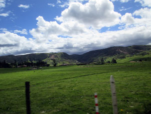 Пастбище в горной долине по дороге из Куэнки в Мачалу.