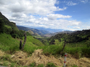 Вид на долину с дороги из Куэнки в Мачалу.