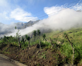 Горы в провинции Асуай выше облаков.