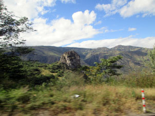Дорога среди гор в провинции Асуай.