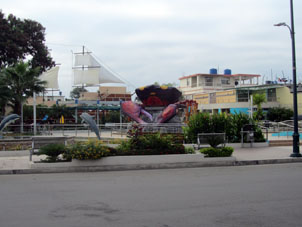 Скульптурная композиция в портовом районе Мачалы.