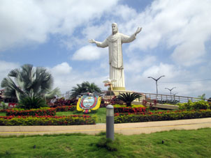 Въезд в город Уакильяс. Здесь такая же статуя как в Лиме и Рио-де-Жанейро.