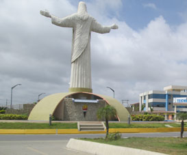 Въезд в город Уакильяс. Здесь такая же статуя как в Лиме и Рио-де-Жанейро.