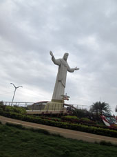 Статуя мужика, разводящего руками, перед городом Уакильяс.