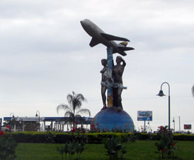 Скульптура у поворота на аэропорт Санта Роса.
