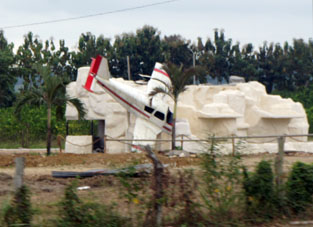 Скульптурная композиция разбитого самолёта около городка Санта Роса, недалеко от аэропорта Мачалы.