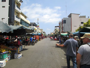 Эта базарная улица ведёт в Перу.